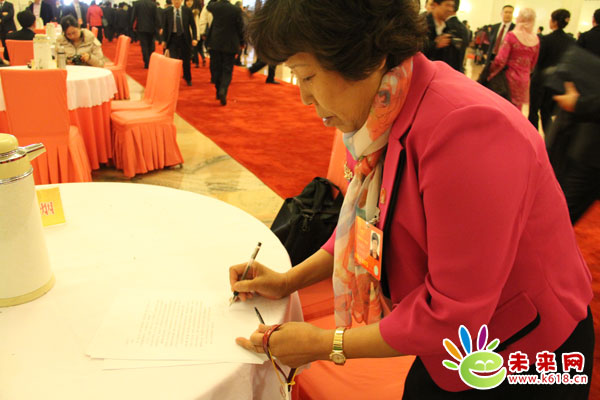 劉桂鳳代表給小學(xué)生回信：食品會(huì)越來(lái)越安全