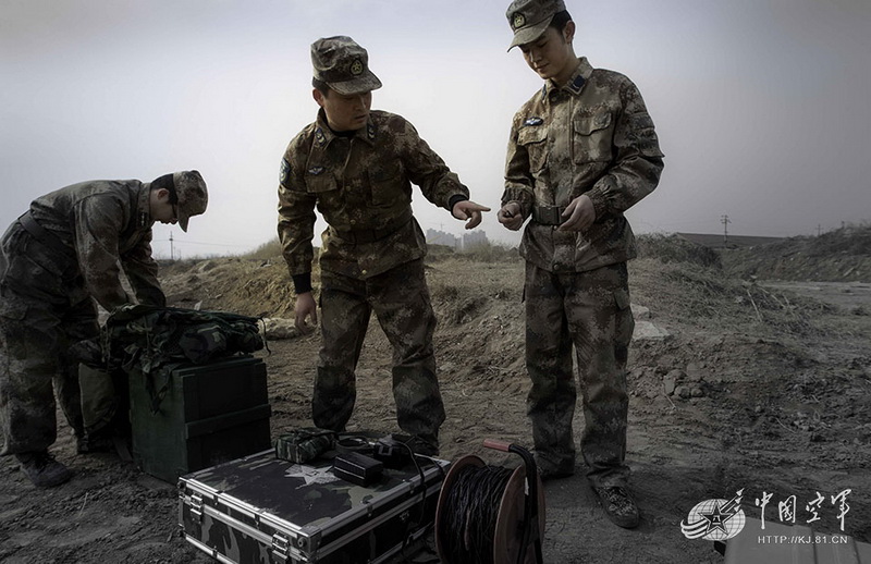 高清：我軍機(jī)場排彈兵曝光 各種排彈裝備悉數(shù)亮相