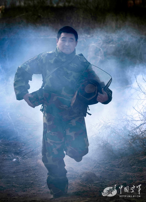 高清：我軍機(jī)場排彈兵曝光 各種排彈裝備悉數(shù)亮相