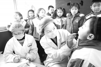 兒科醫(yī)師缺口20萬(wàn)，誰(shuí)來(lái)給孩子看病？
