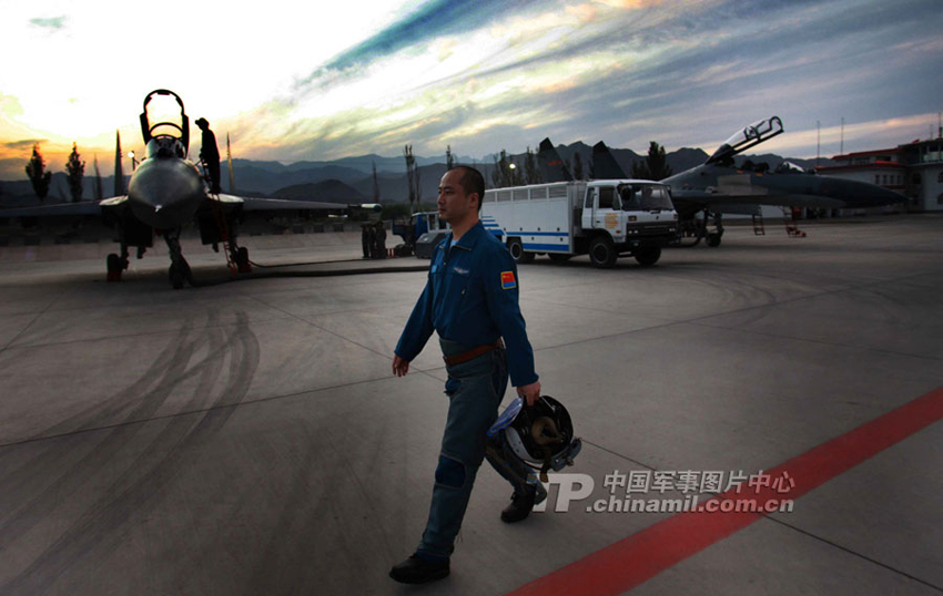 高清組圖：中國空軍蘇-27UBK型戰(zhàn)斗教練機(jī)