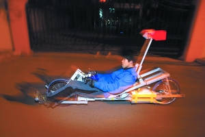 大學(xué)生造出“躺著騎”的電動(dòng)車(圖)