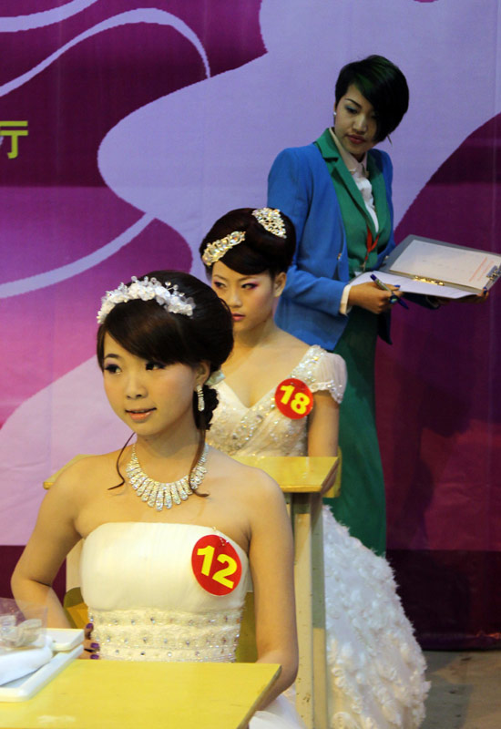 福建晉江：職業(yè)院校“新娘”化妝競賽