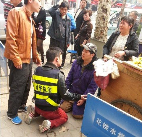 新華網(wǎng)評(píng)：城管需不需要下跪的“柔情”？