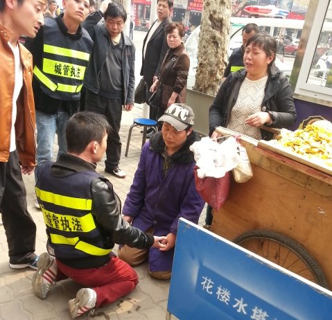 新華網(wǎng)評(píng)：城管需不需要下跪的“柔情”？