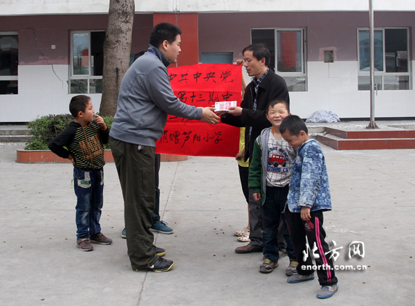 北方網(wǎng)雅安報道:中央黨校學員委托我網(wǎng)捐款災(zāi)區(qū)