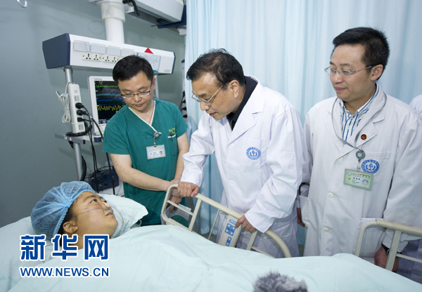 李克強到華西醫(yī)院看望地震危重傷員