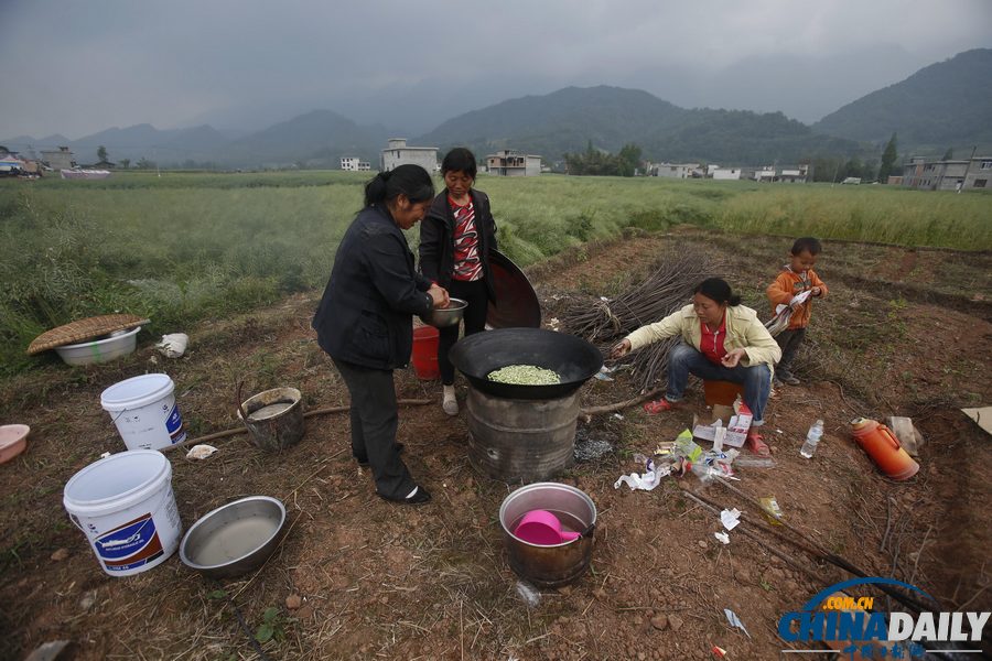 蘆山地震災(zāi)后現(xiàn)場(chǎng)見聞：家宴