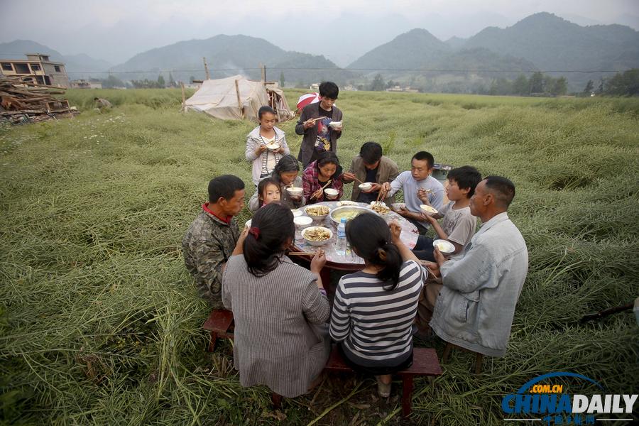 蘆山地震災后現(xiàn)場見聞：家宴