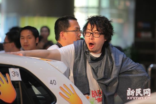 摸車大賽：女子瘋狂比拼51小時勝出領(lǐng)走愛車 圖