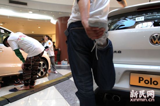 摸車(chē)大賽：女子瘋狂比拼51小時(shí)勝出領(lǐng)走愛(ài)車(chē) 圖