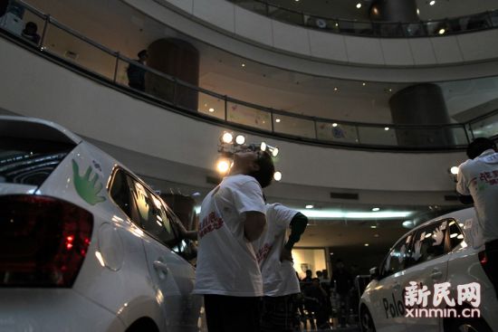 摸車(chē)大賽：女子瘋狂比拼51小時(shí)勝出領(lǐng)走愛(ài)車(chē) 圖