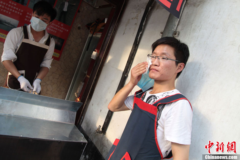 三名研究生西安高校外開(kāi)小店賣烤魷魚(yú)(高清組圖)