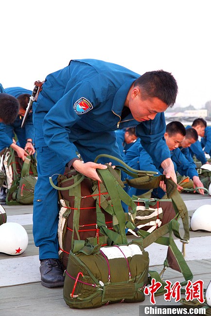 中國(guó)空軍新一批殲擊機(jī)飛行學(xué)員完成首次空中跳傘