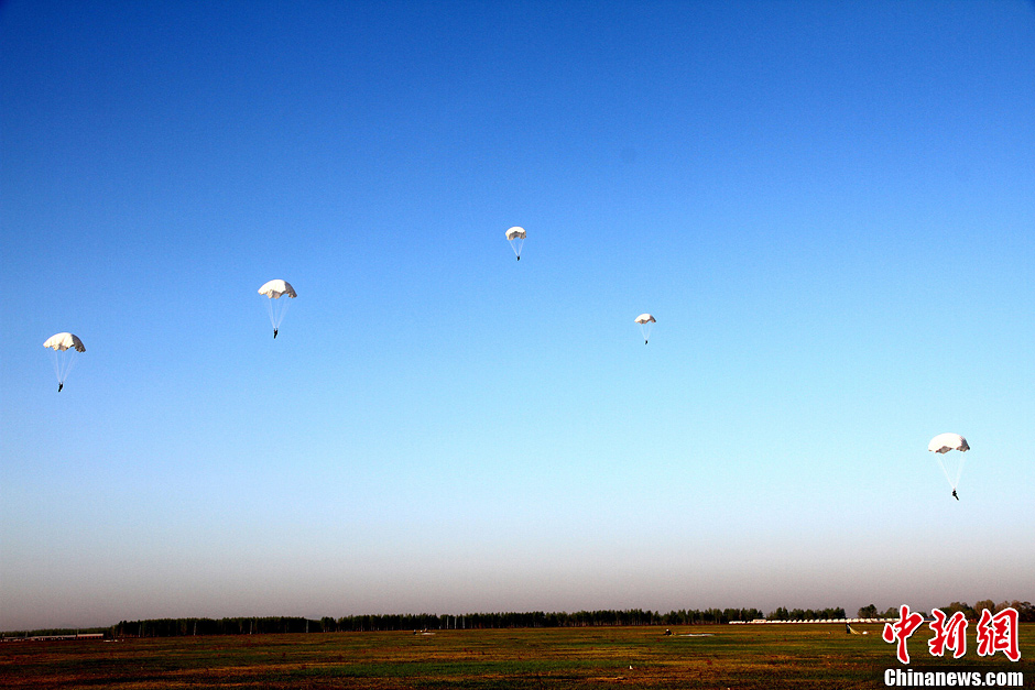 中國空軍新一批殲擊機飛行學(xué)員完成首次空中跳傘