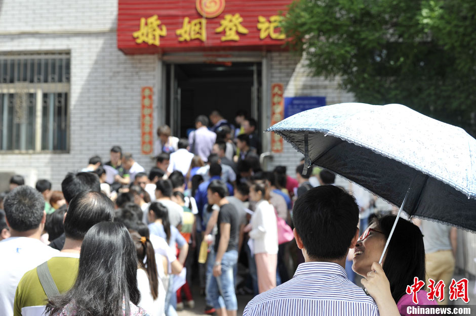 中國情侶扎堆5月20日登記結(jié)婚致服務(wù)器癱瘓