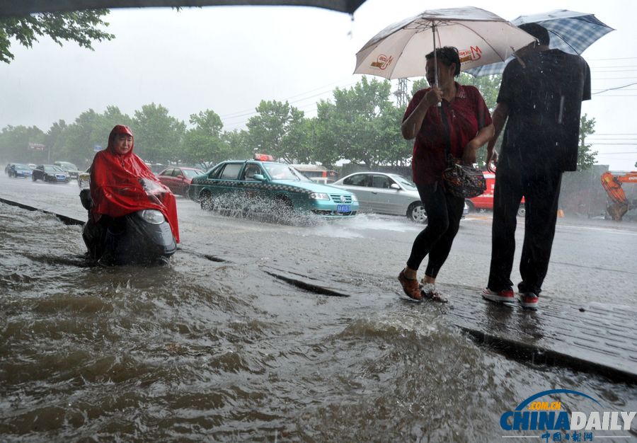 南京發(fā)暴雨橙色預(yù)警信號(hào) 市區(qū)多處道路積水