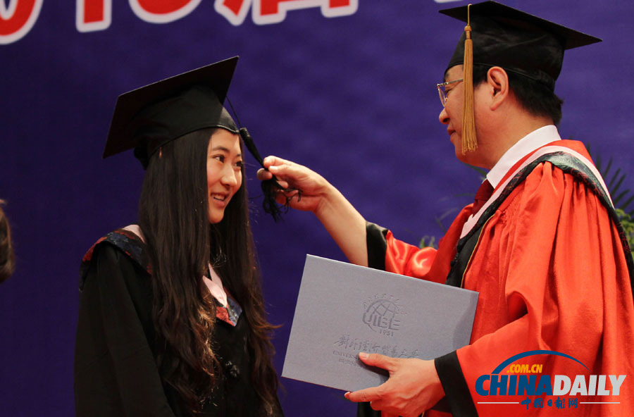 現場直擊：對外經貿大學舉行2013屆畢業(yè)典禮
