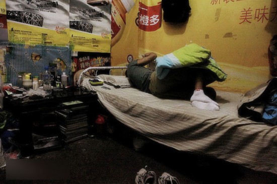 慘！北漂族地下室生活