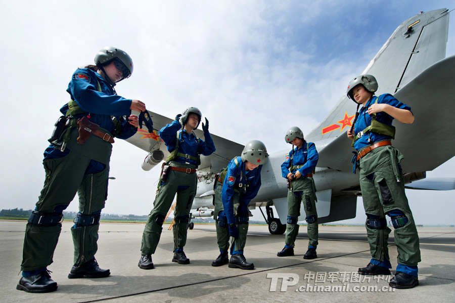 中國空軍首批雙學(xué)士殲擊機(jī)女飛行員步入戰(zhàn)位