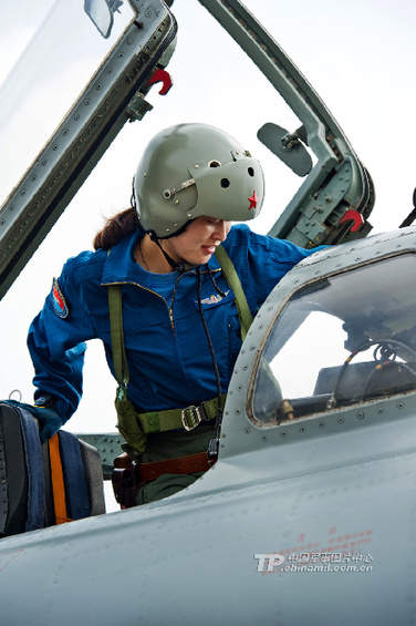 中國空軍首批雙學士殲擊機女飛行員步入戰(zhàn)位