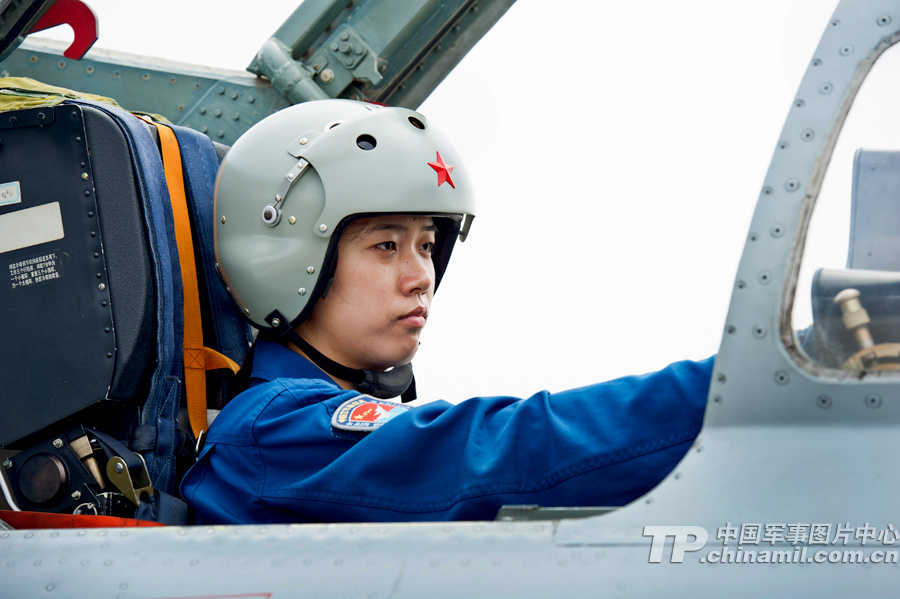 中國空軍首批雙學(xué)士殲擊機女飛行員步入戰(zhàn)位