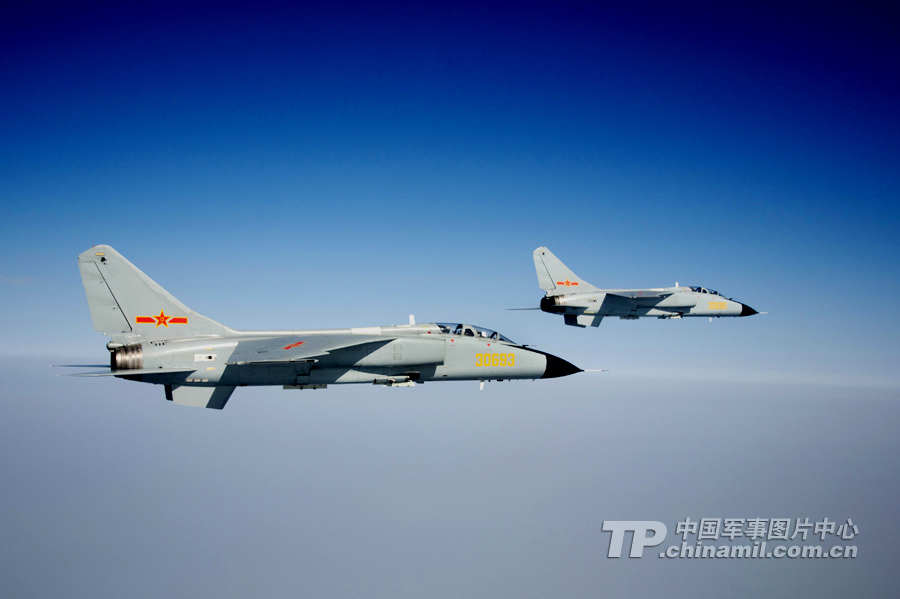 中國空軍首批雙學(xué)士殲擊機(jī)女飛行員步入戰(zhàn)位