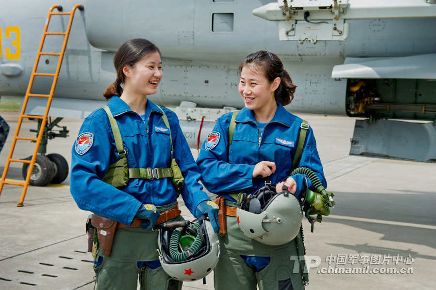 中國空軍首批雙學(xué)士殲擊機(jī)女飛行員步入戰(zhàn)位