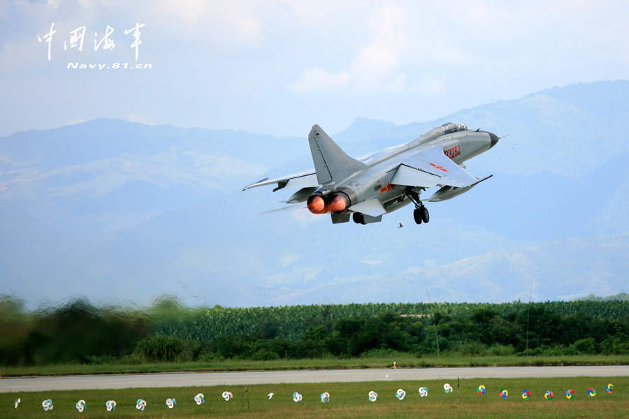 中國空軍首批雙學士殲擊機女飛行員步入戰(zhàn)位
