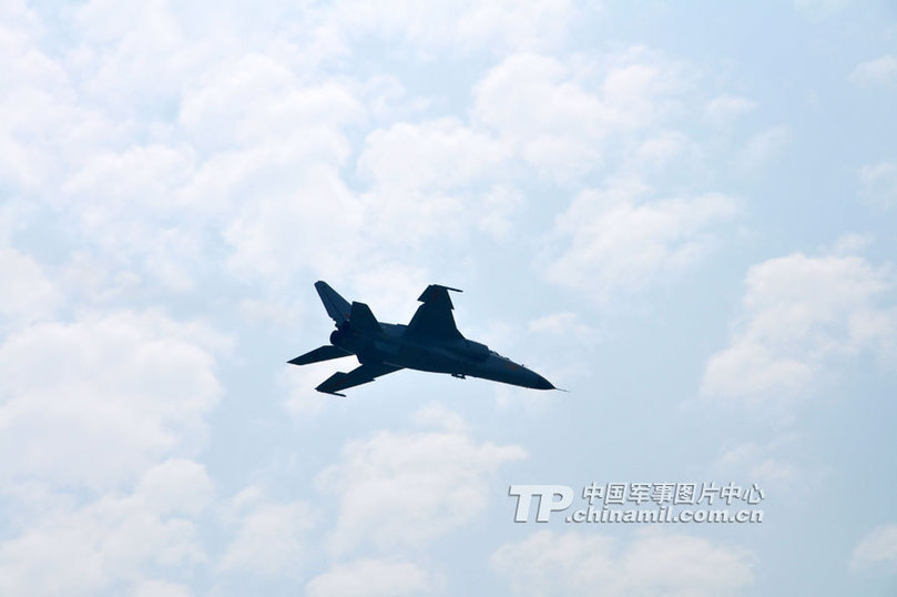 中國空軍首批雙學(xué)士殲擊機(jī)女飛行員步入戰(zhàn)位