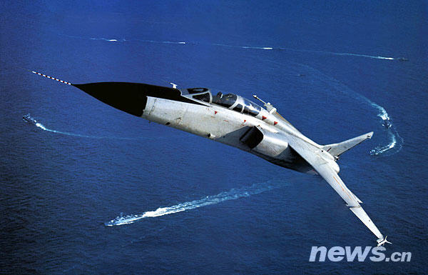 中國(guó)空軍首批雙學(xué)士殲擊機(jī)女飛行員步入戰(zhàn)位