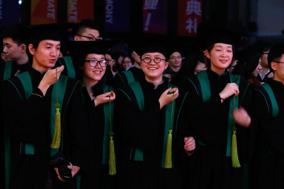 “中國(guó)式學(xué)位服”正式亮相[高清]