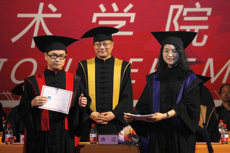 “中國式學位服”正式亮相[高清]