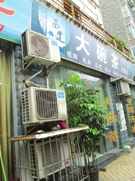 20米人行道安7個空調(diào)外機 路人熱得“遭不住”