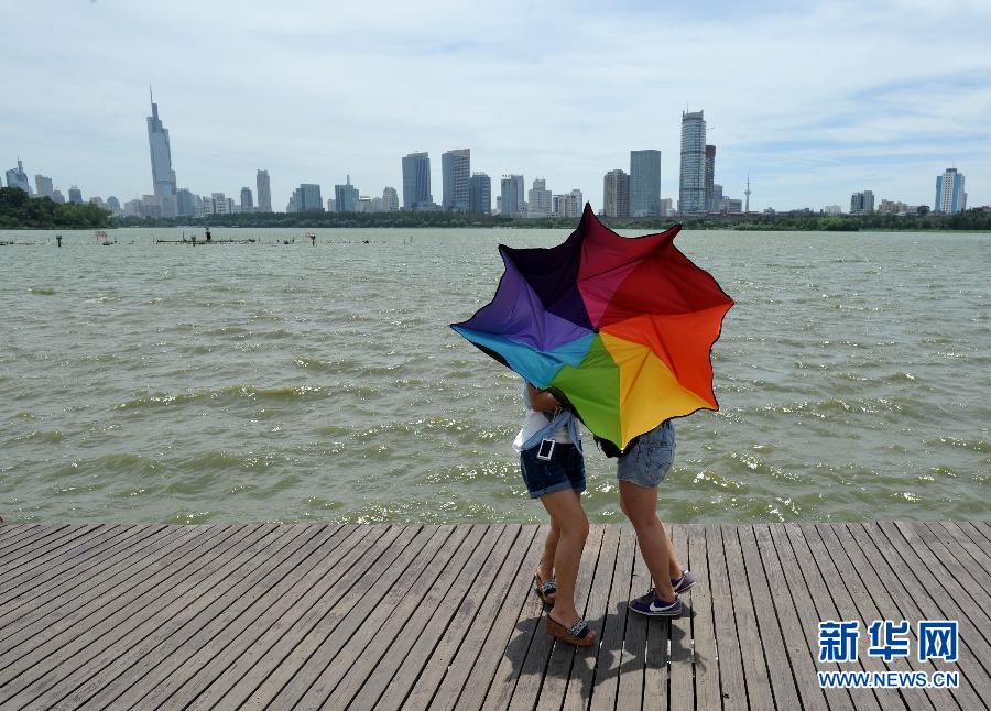 高溫藍色預(yù)警：中東部今日持續(xù)35℃以上