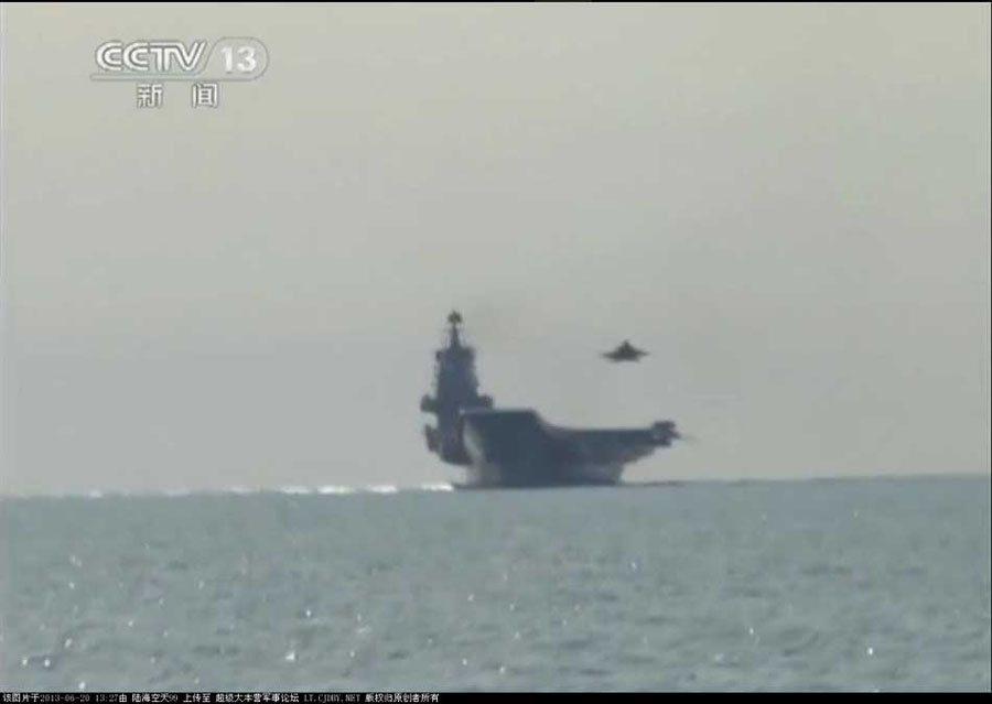 我航母出海試驗(yàn)訓(xùn)練25天后返港 殲—15完成首次駐艦飛行