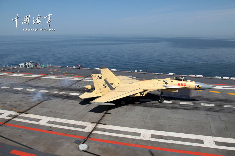 我航母出海試驗訓練25天后返港 殲—15完成首次駐艦飛行