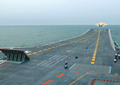 我航母出海試驗訓(xùn)練25天后返港 殲—15完成首次駐艦飛行