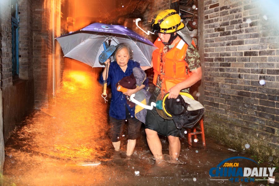 中國(guó)日?qǐng)?bào)聚焦全國(guó)各地頻現(xiàn)暴雨