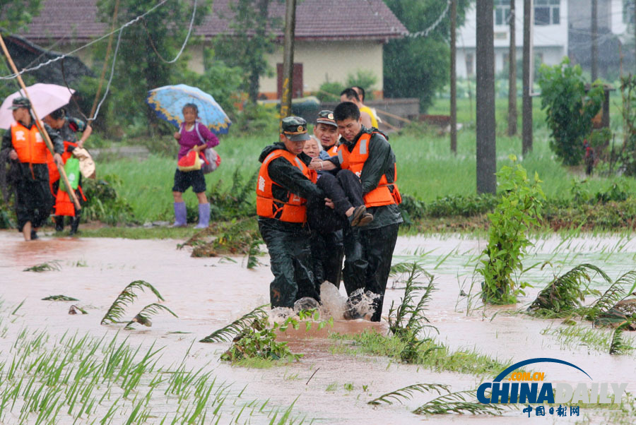 中國日?qǐng)?bào)聚焦全國各地頻現(xiàn)暴雨