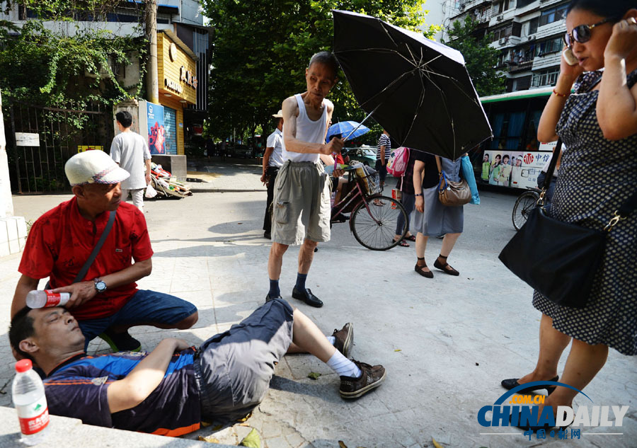 湖北漢口：68歲老人跪地營(yíng)救暈倒男子