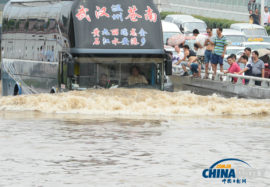 武漢遭遇暴雨 市區(qū)多處積水