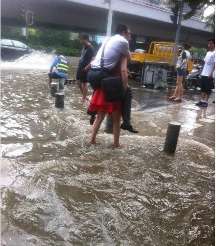 武漢遭遇最強(qiáng)暴雨　“女漢子”水中背壯男(圖)