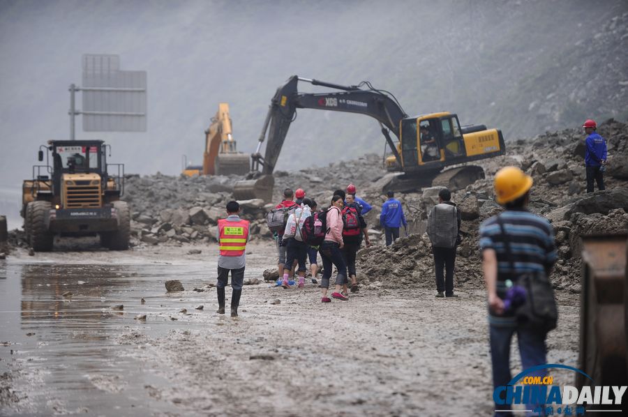 汶川映秀道路再次發(fā)生塌方 村民徒步避險