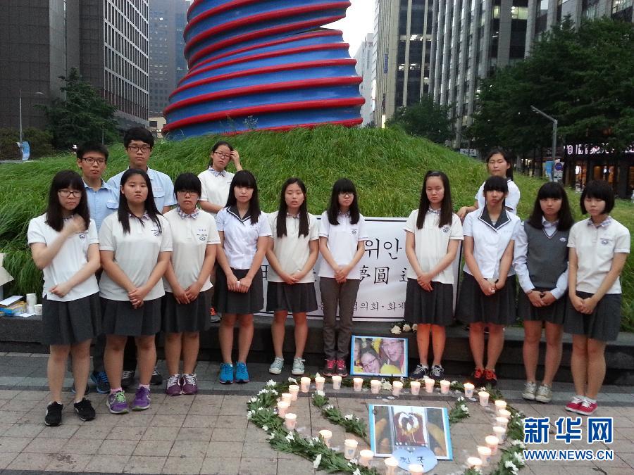 韓國中學(xué)生哀悼韓亞空難中國遇難者