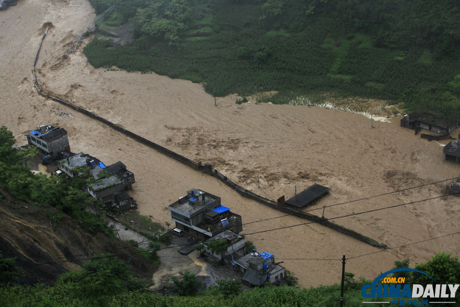 云南昭通大關(guān)縣遭遇洪災(zāi) 交通通信中斷5萬(wàn)余人受災(zāi)