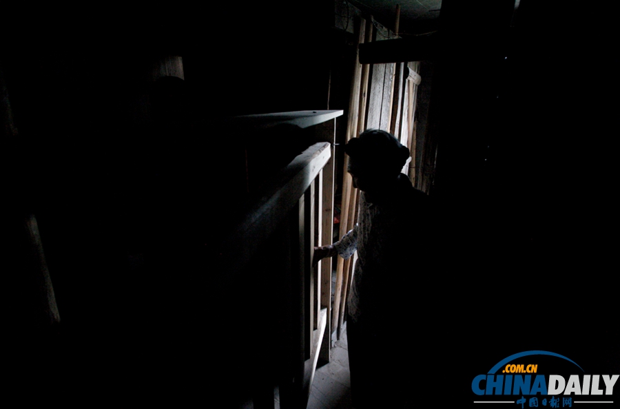 高清：湖北土家族85歲老母 37年照顧傷殘退伍軍人兒子