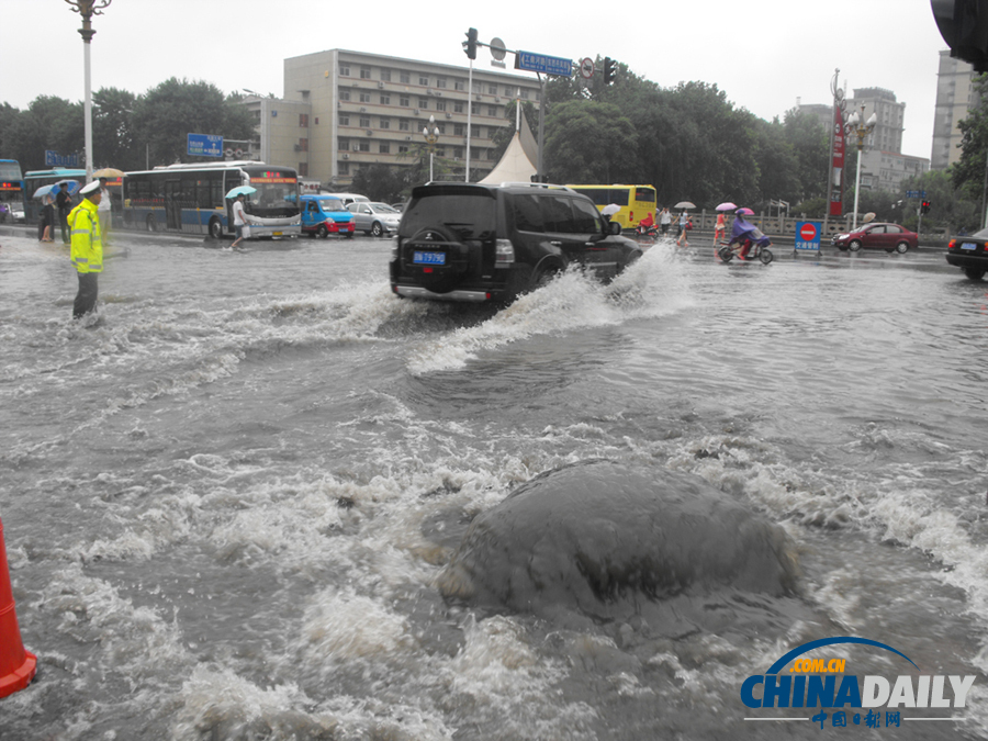 高清組圖：強降雨襲濟南 城區(qū)部分路段積水嚴重