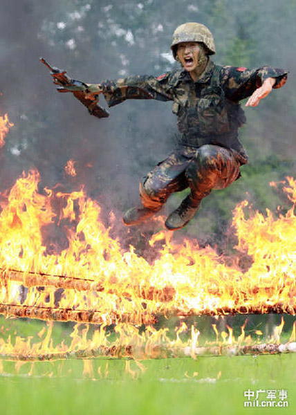 我軍特種兵極限獵人訓(xùn)練曝光 教官態(tài)度很粗暴