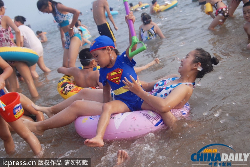 大連海濱浴場(chǎng)游客爆滿 迎盛夏客流高峰(組圖)